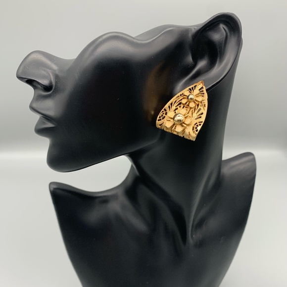 Vintage Gold Tone Clip-on Earring. Good Condition. - Picture 1 of 3